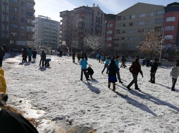 ÖĞRENCİLERİMİZ KAR TATİLİNDEN SONRA OKULUMUZDA