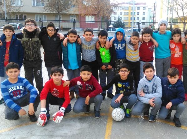 MİNİKLER FUTBOL TURNUVASINDA 6/A VE 5/F KARŞILAŞTI