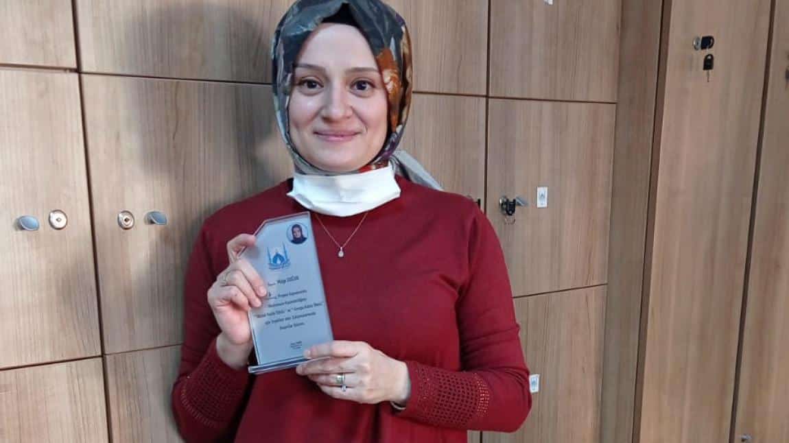 MÜDÜRÜMÜZDEN MÜGE HOCA'YA PLAKET