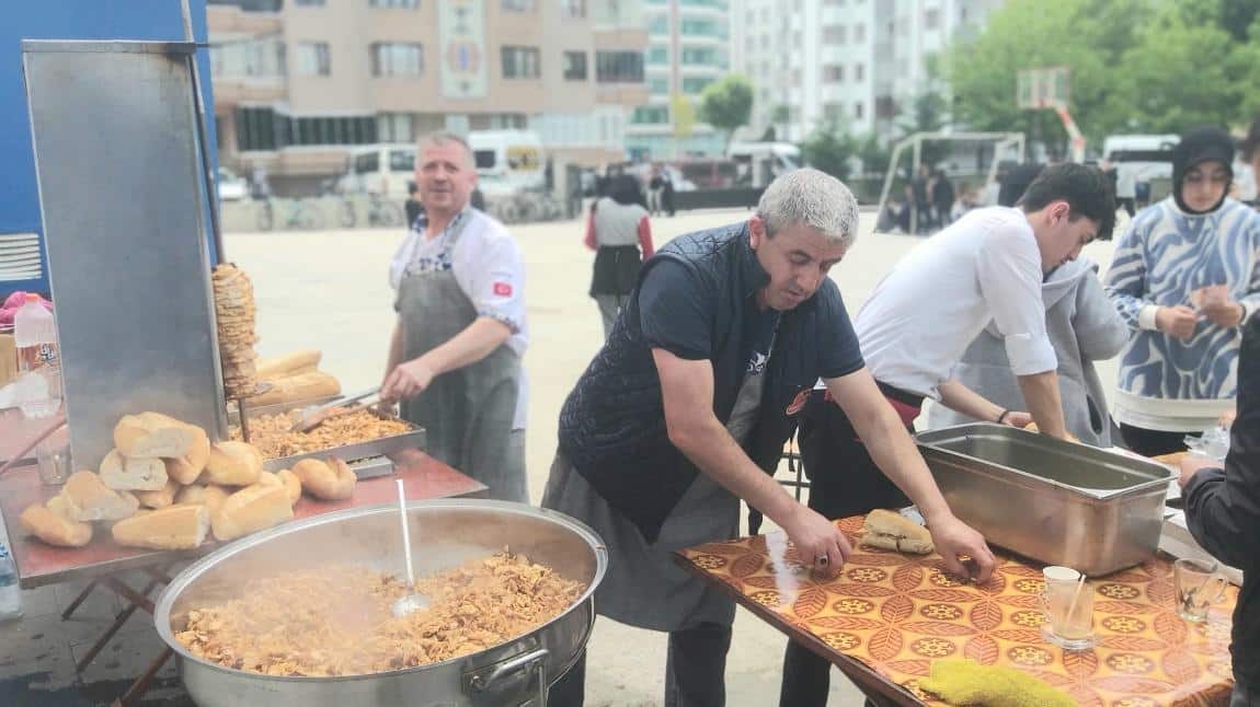 ÖĞRENCİLERİMİZE TAM 75 KG TAVUK DÖNER 